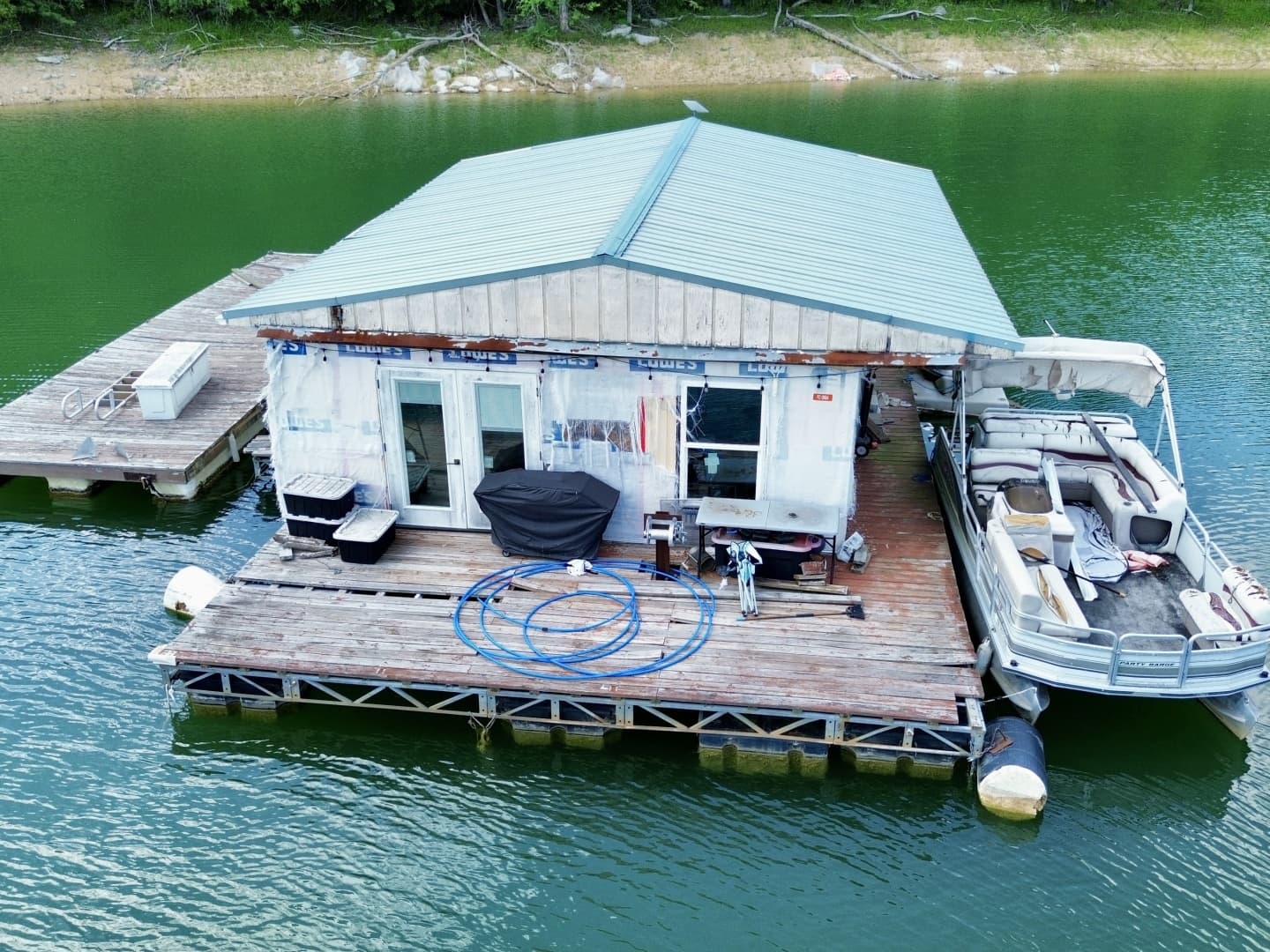 2000 Custom 22 x 30 Floating Cabin - Approx 660sqft