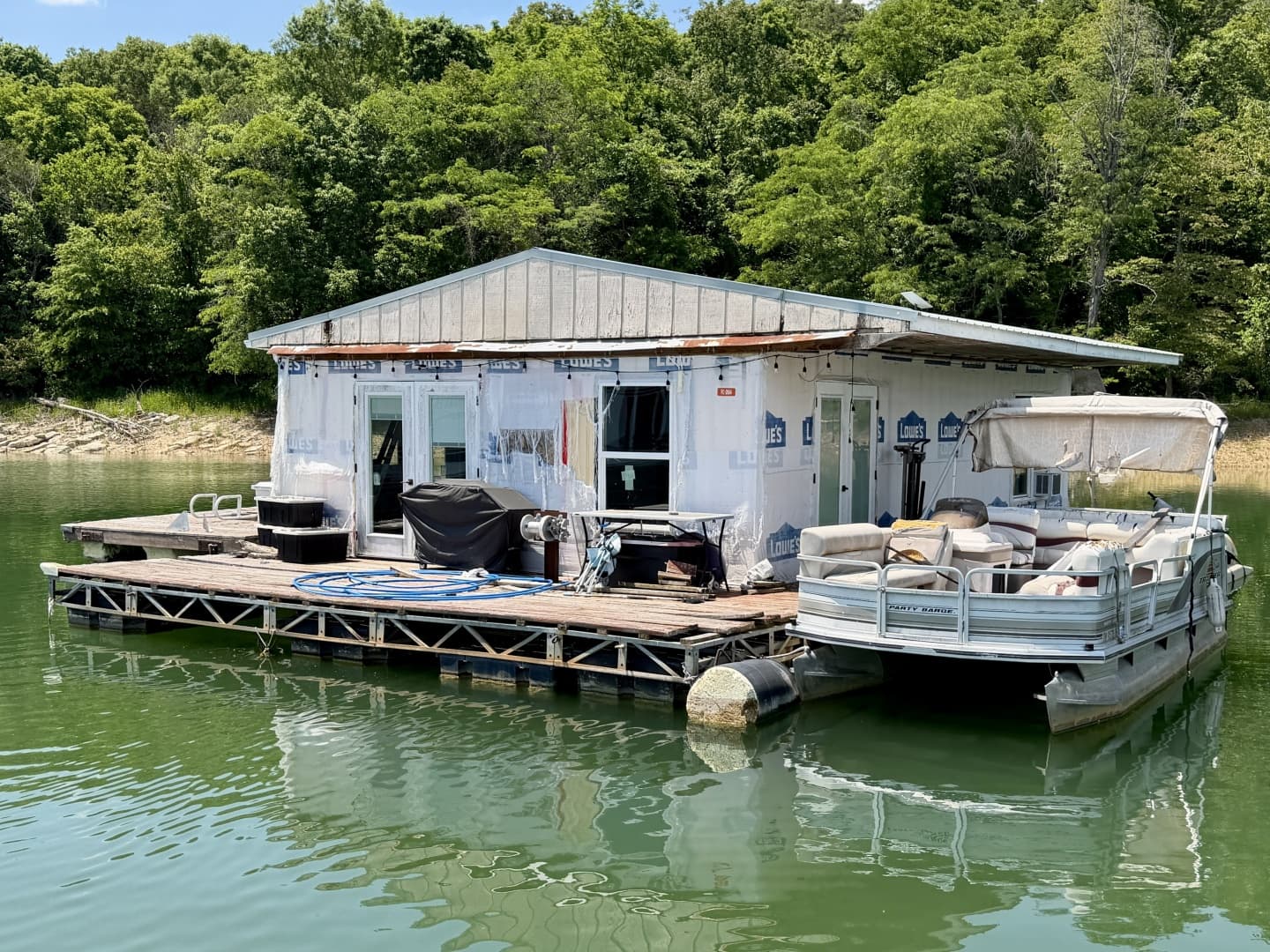 2000 Custom 22 x 30 Floating Cabin - Approx 660sqft