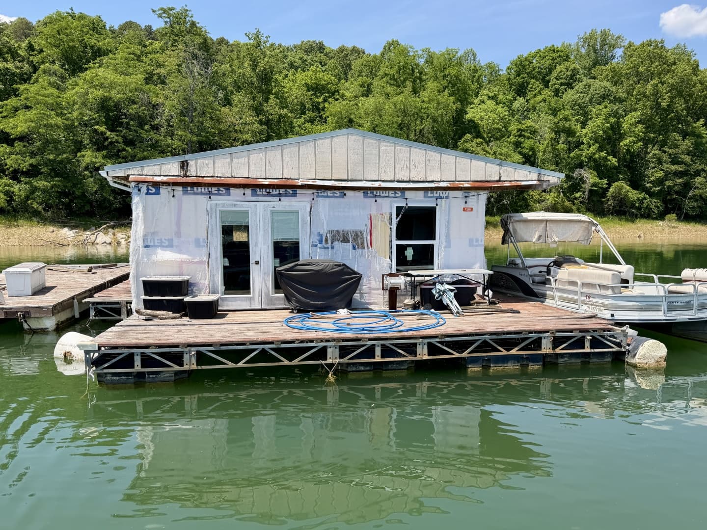 2000 Custom 22 x 30 Floating Cabin - Approx 660sqft
