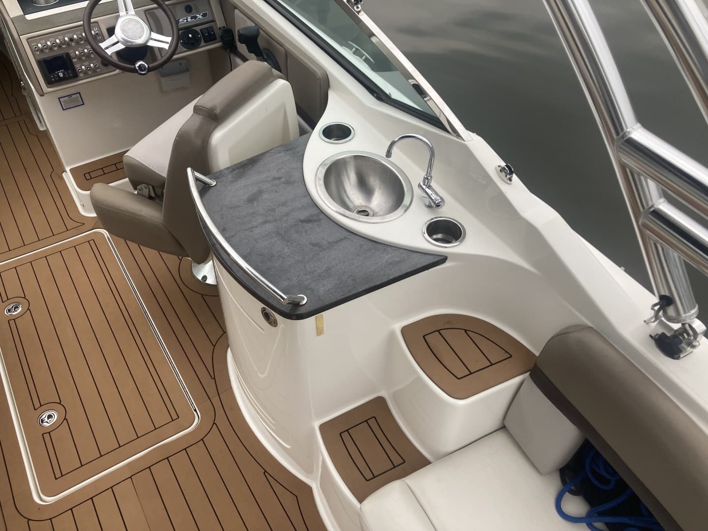 2011 Sea Ray 270 SLX