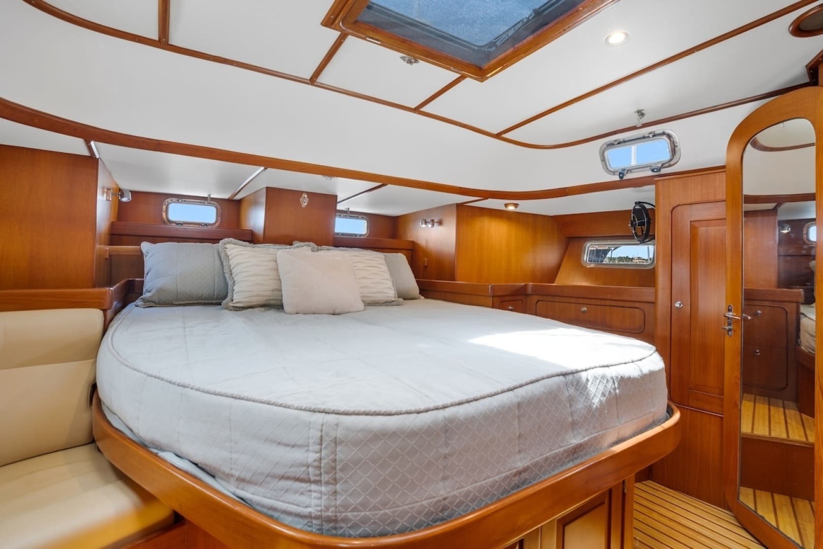 2005 Hylas 54