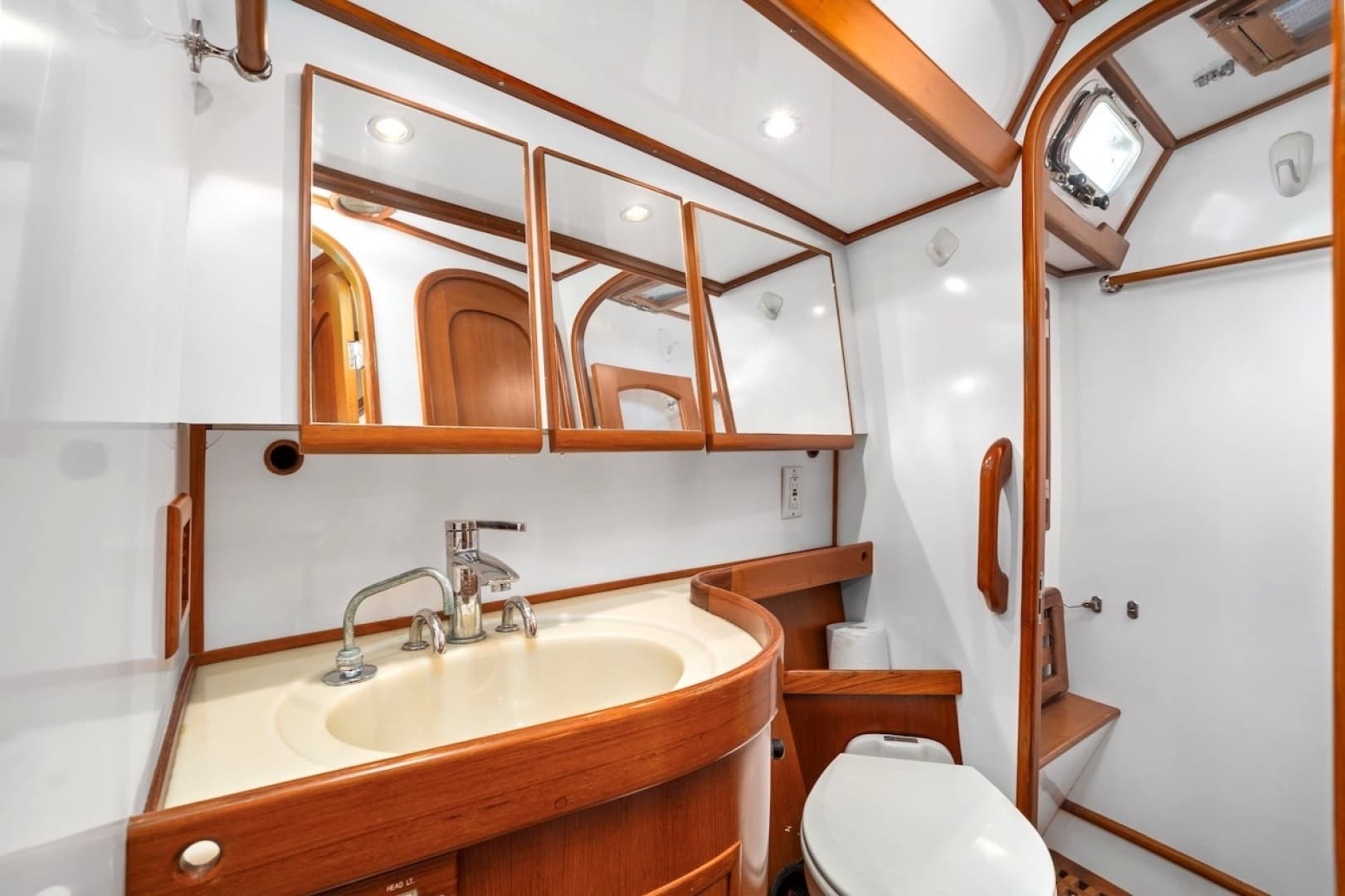 2005 Hylas 54
