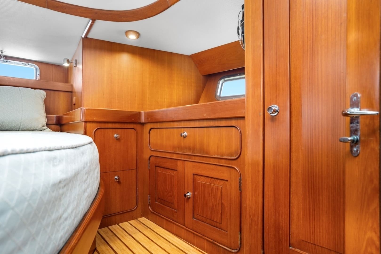 2005 Hylas 54