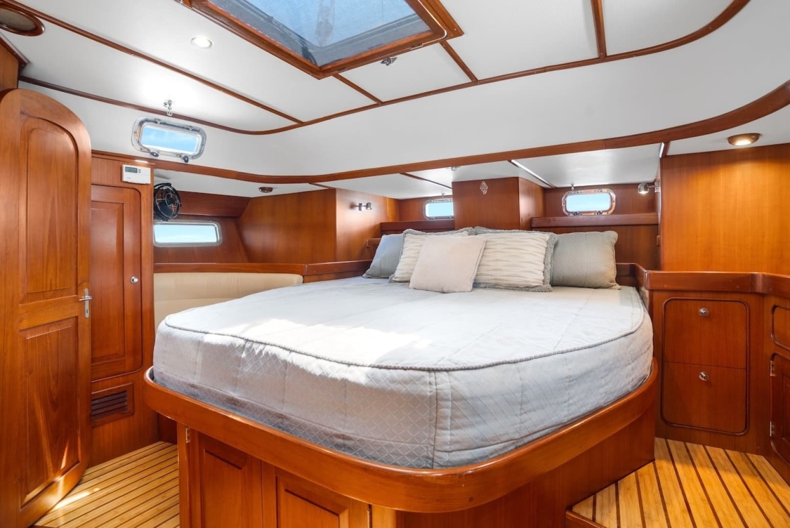 2005 Hylas 54