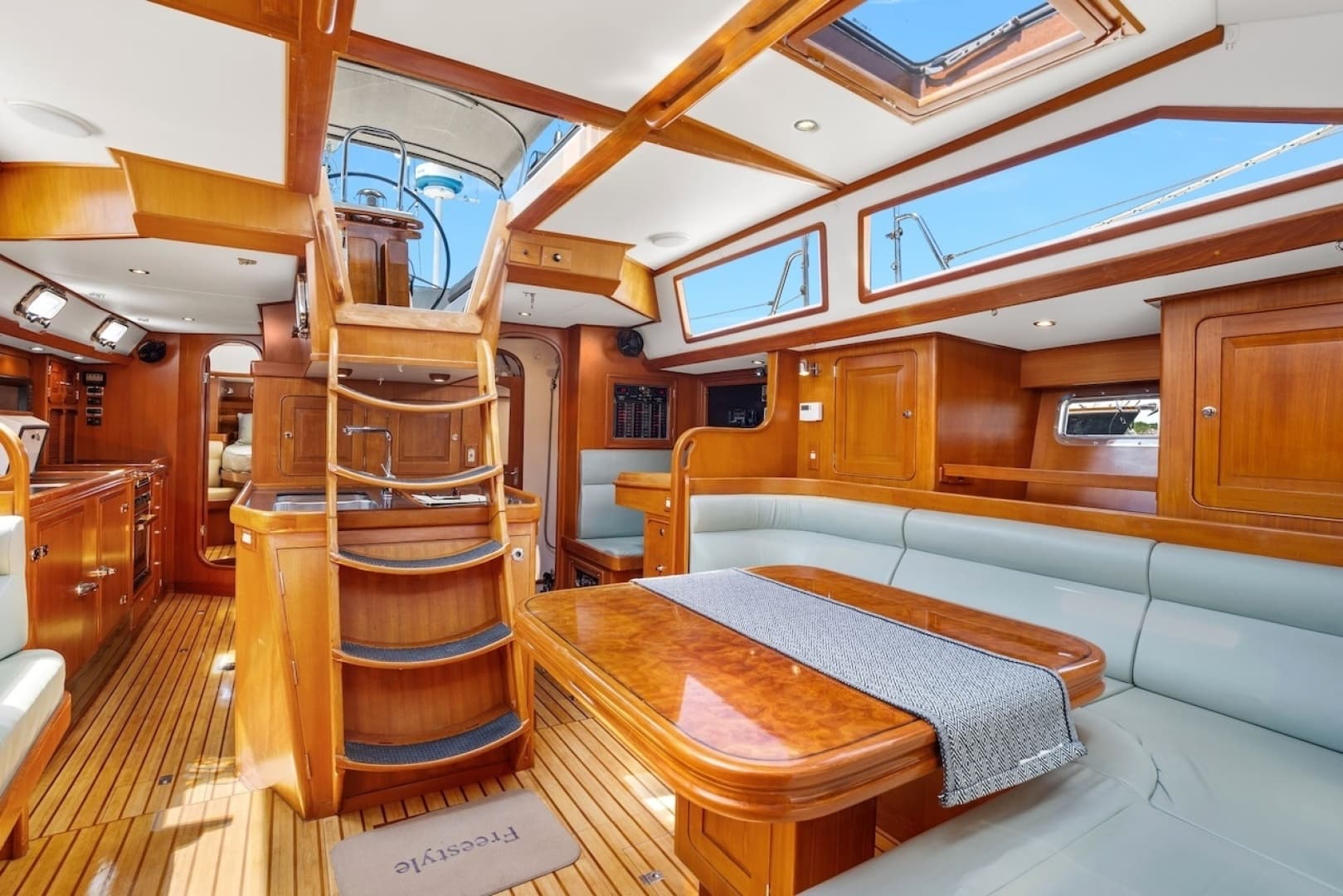 2005 Hylas 54