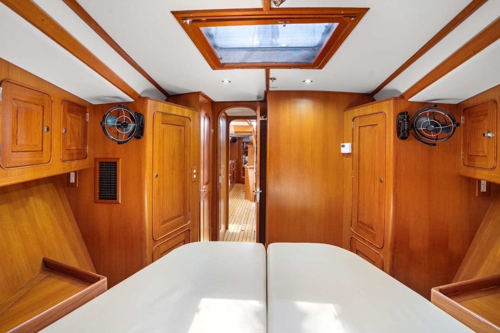 2005 Hylas 54