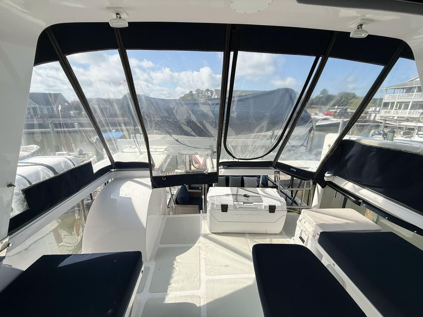 DeFever 49 Flybridge aft 