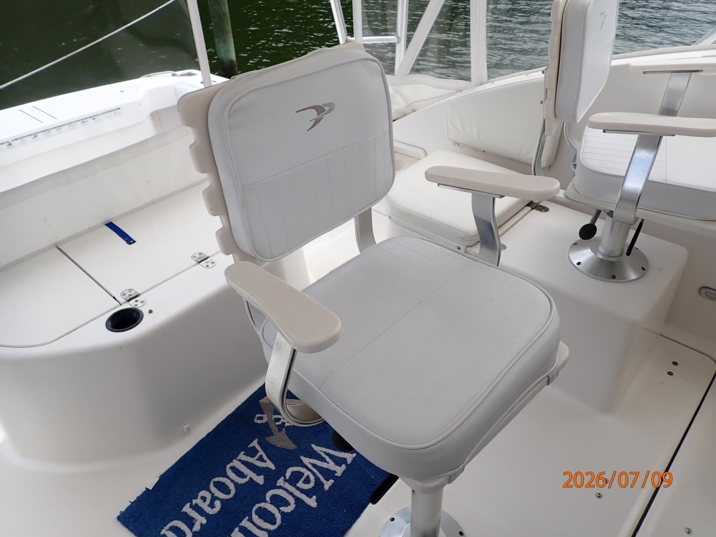 30' Pursuit helmseat