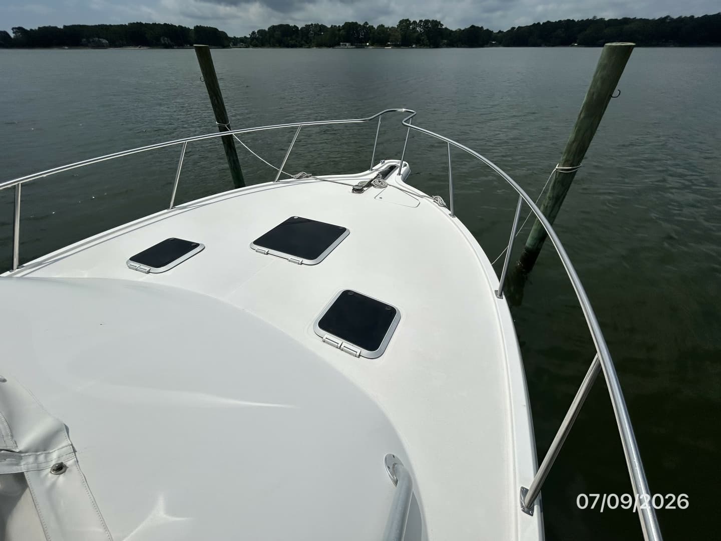 30' Pursuit foredeck2