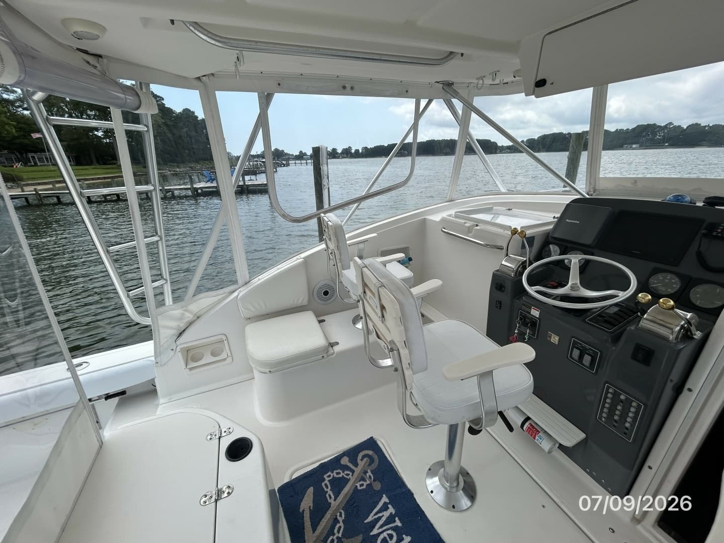 30' Pursuit upper deck port