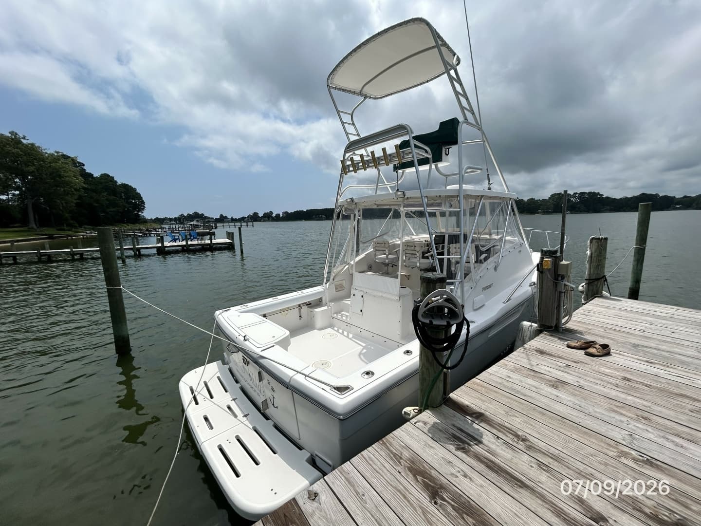 30' Pursuit starboard aft profile
