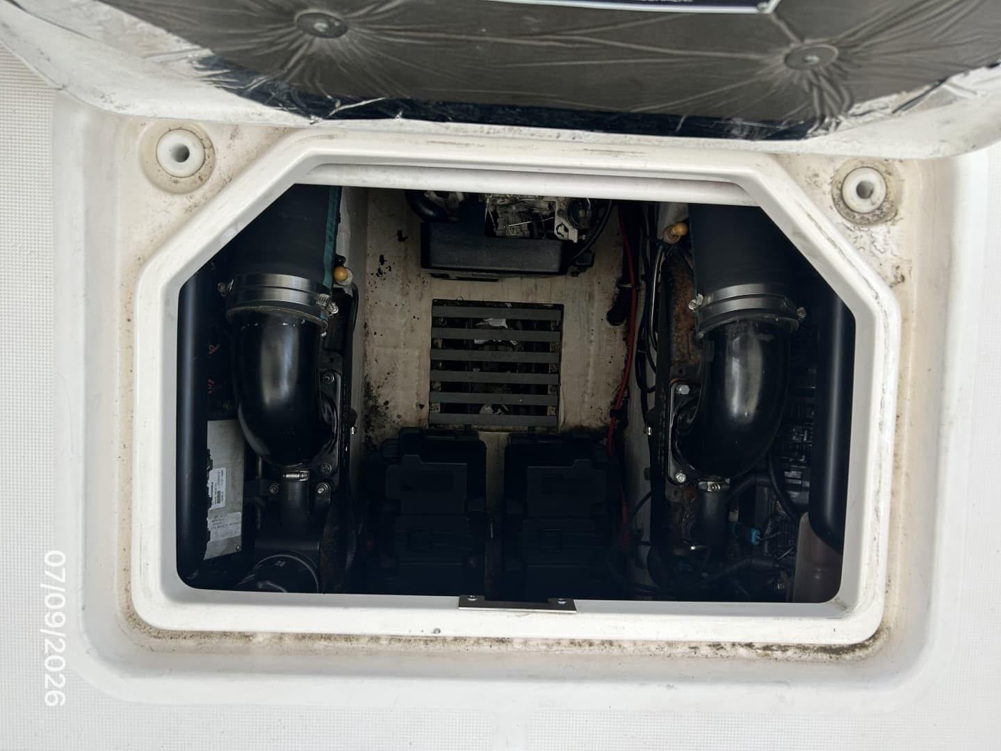 30' Pursuit engine room access2