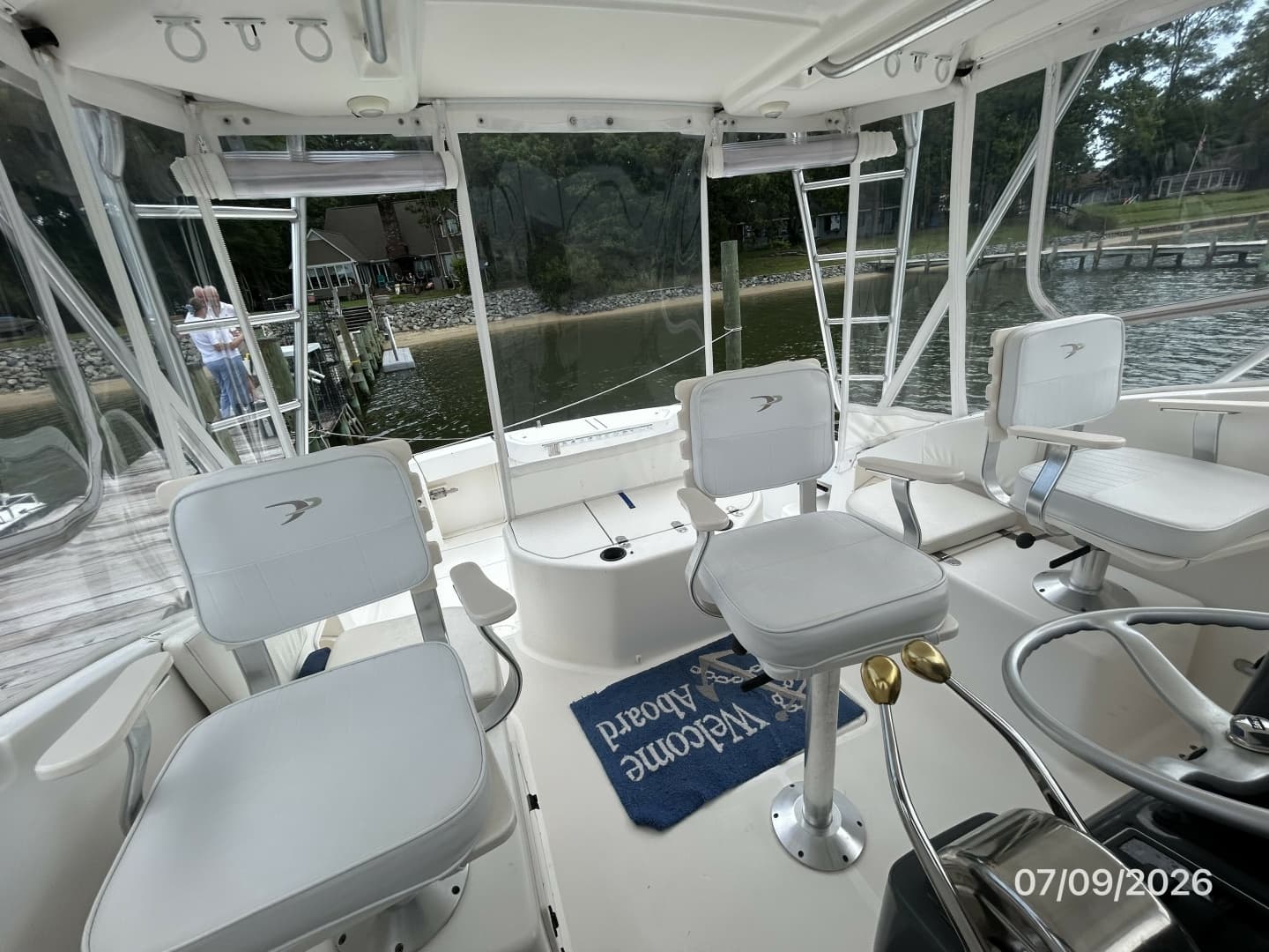 30' Pursuit upper deck aft