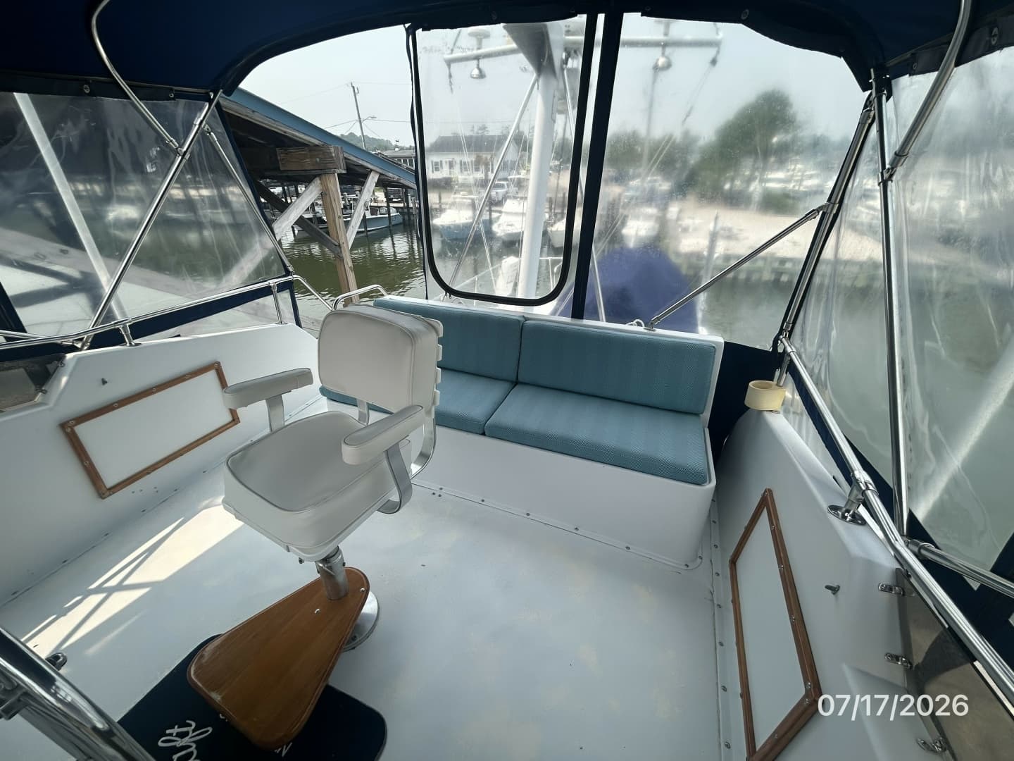 48' Hatteras flybridge aft