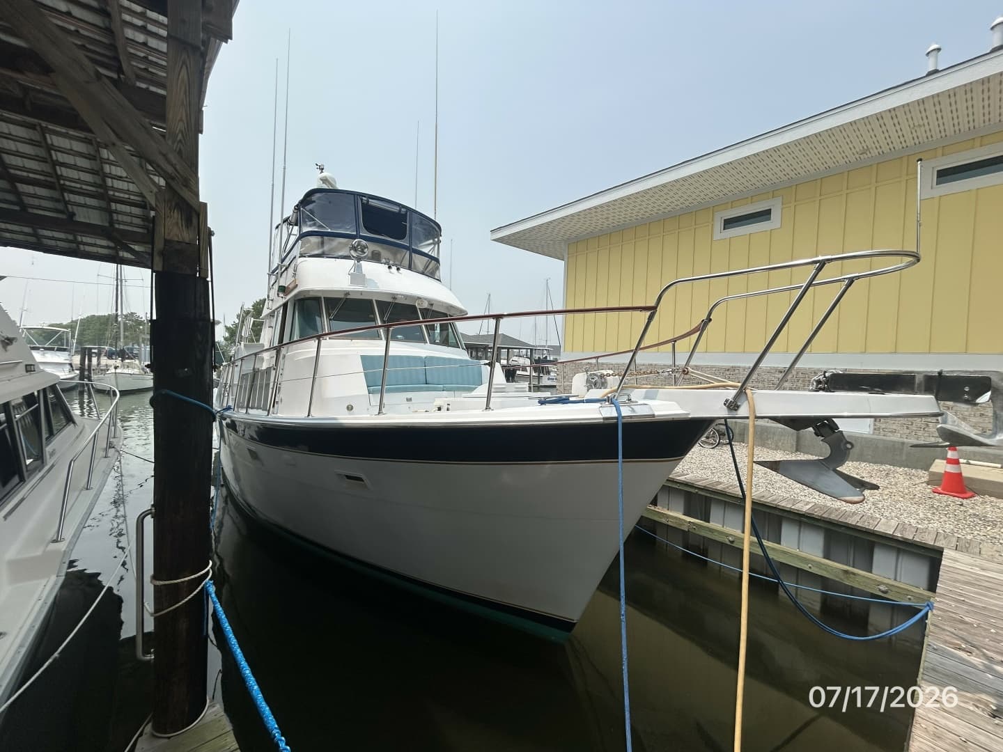 48' Hatteras starboard forward profile