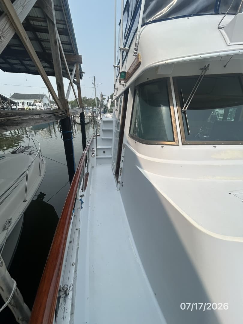 48' Hatteras starboard side deck1