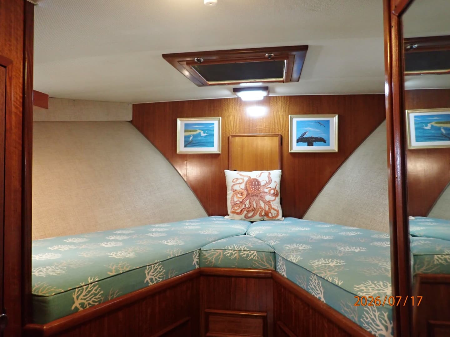 48' Hatteras guest stateroom