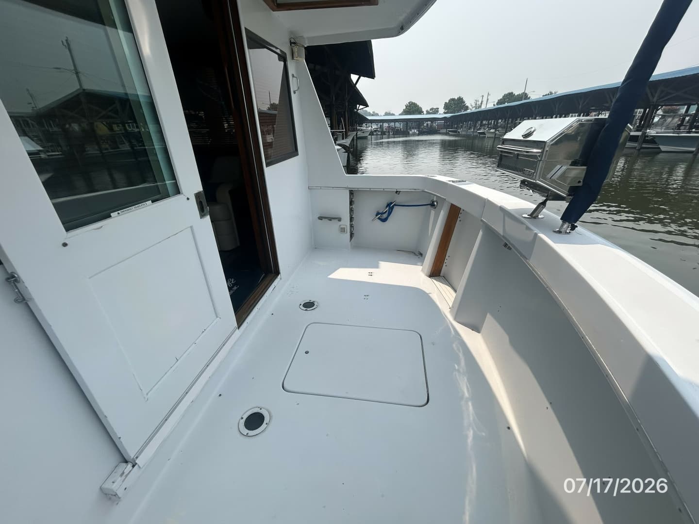 48' Hatteras cockpit starboard