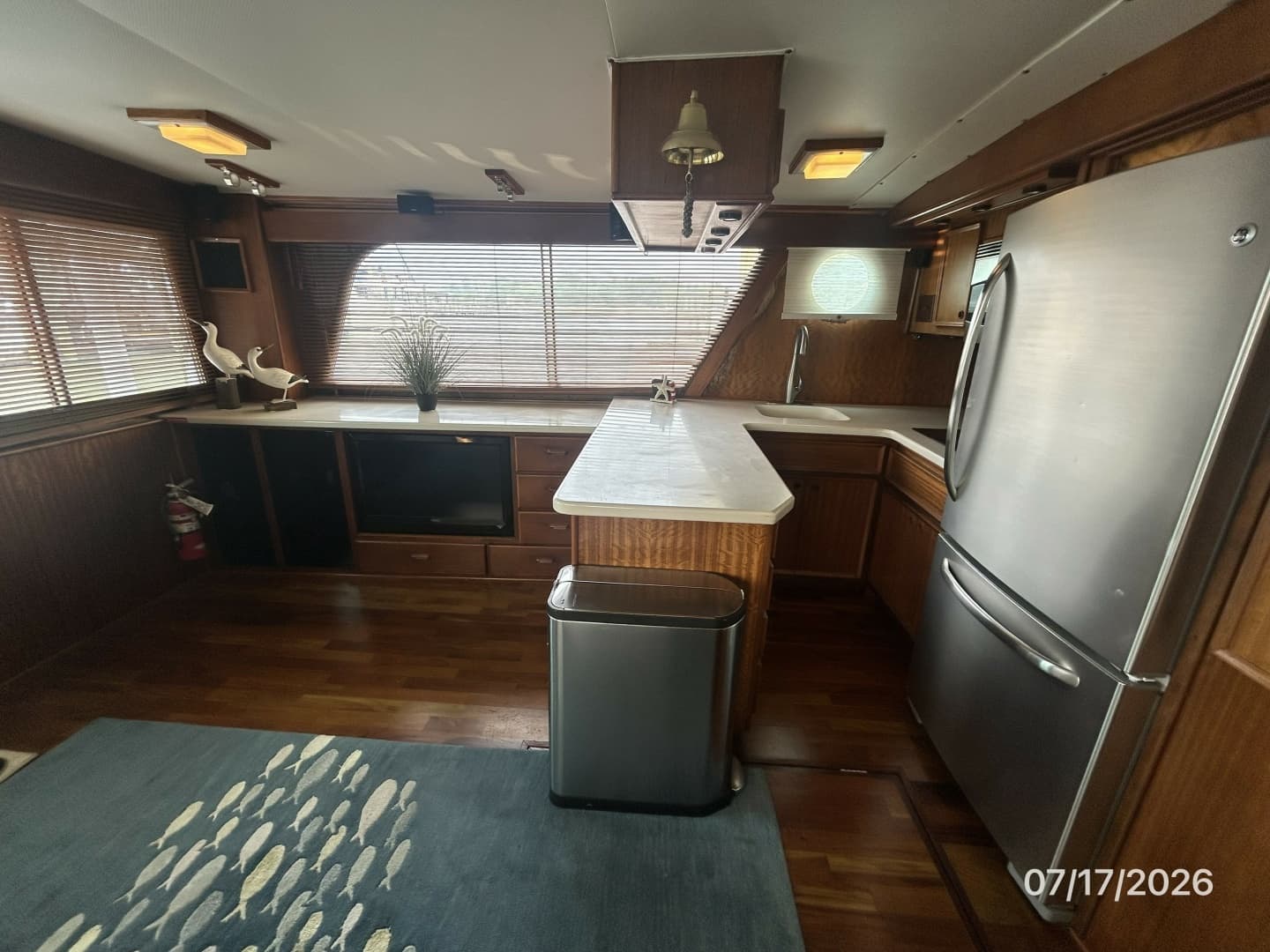 48' Hatteras salon port