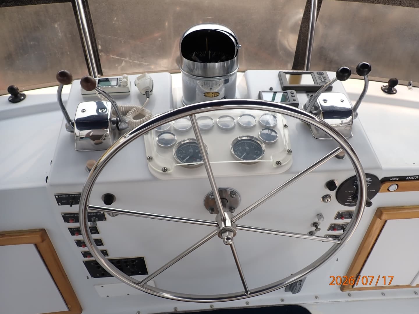 48' Hatteras flybridge helm3