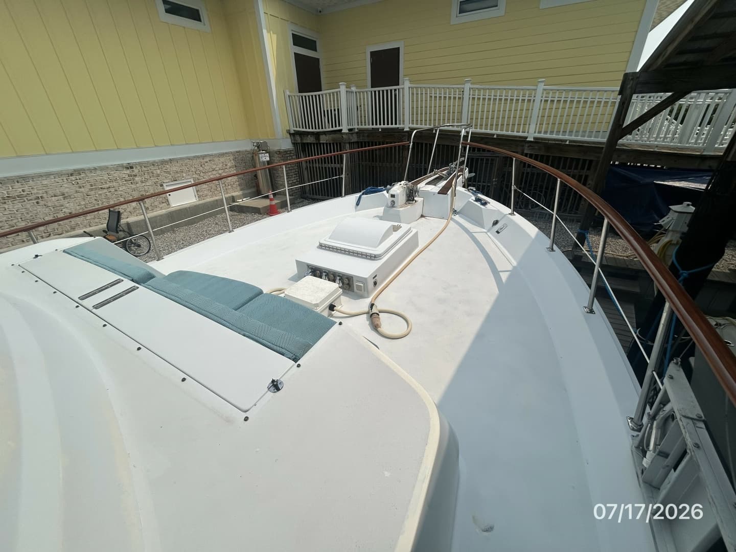 48' Hatteras foredeck1
