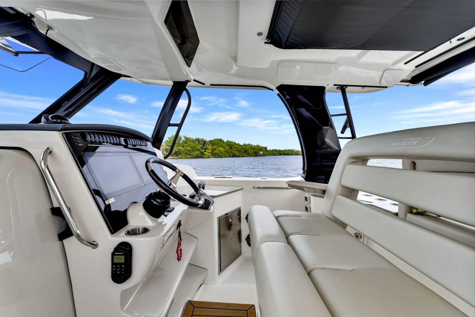 2023 Boston Whaler 350 Realm