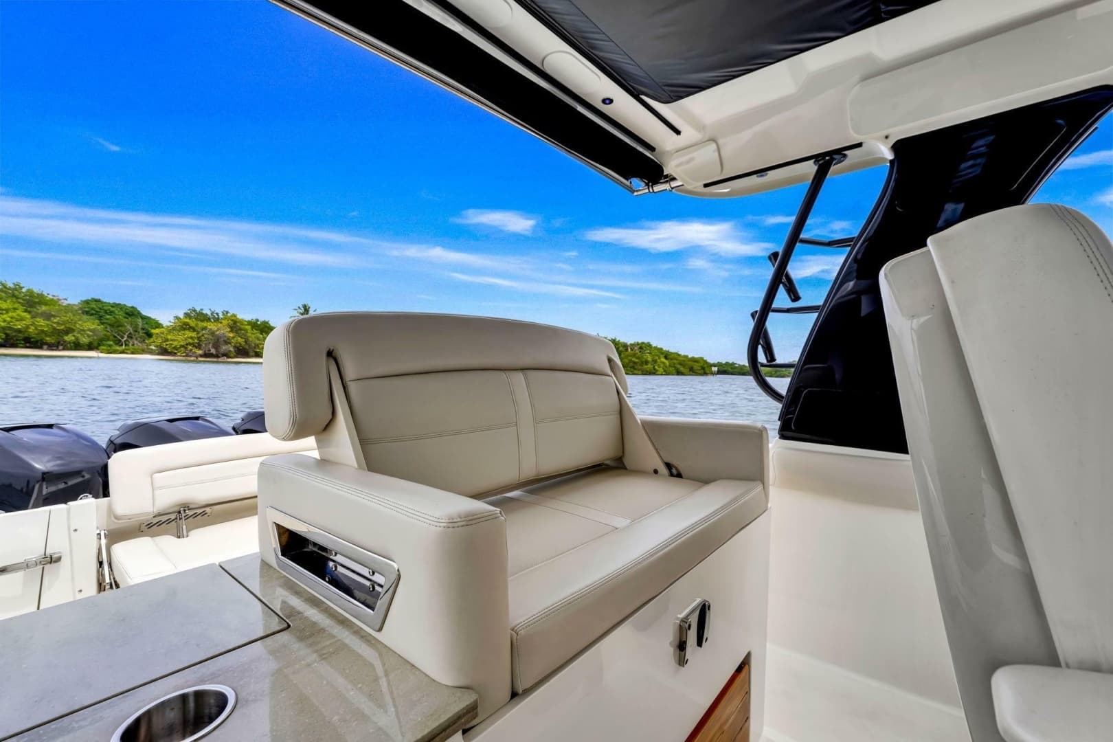 2023 Boston Whaler 350 Realm