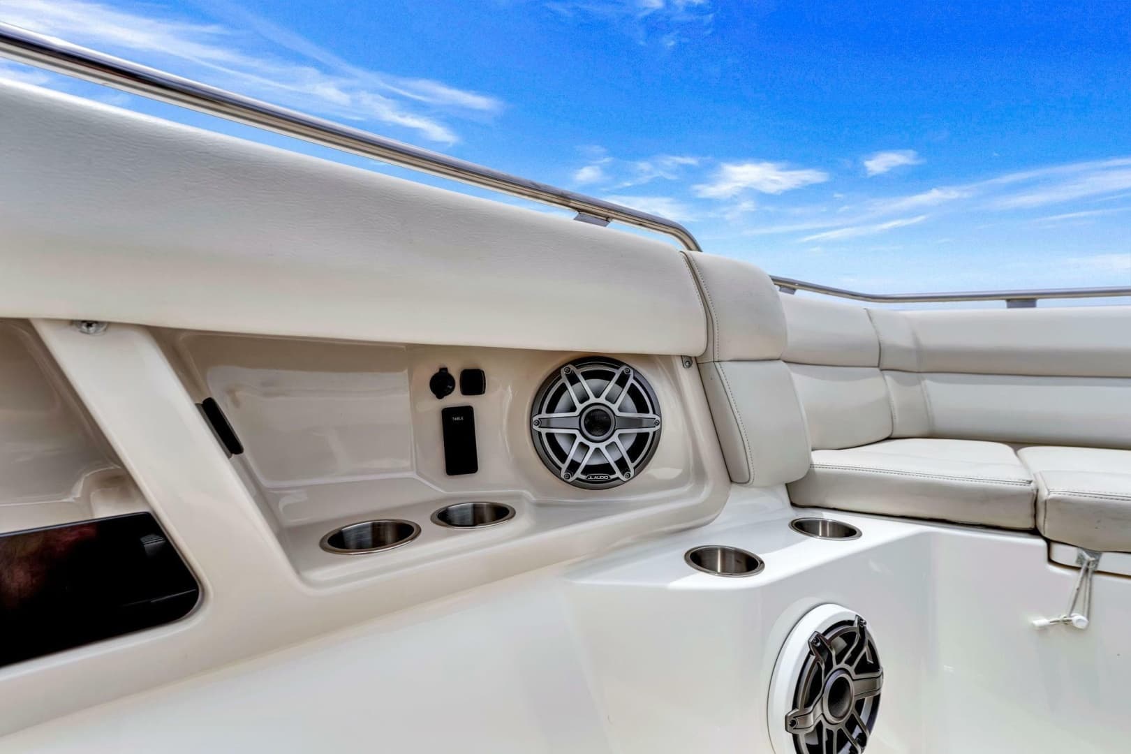 2023 Boston Whaler 350 Realm