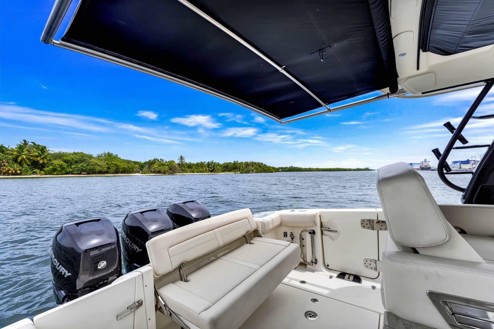 2023 Boston Whaler 350 Realm