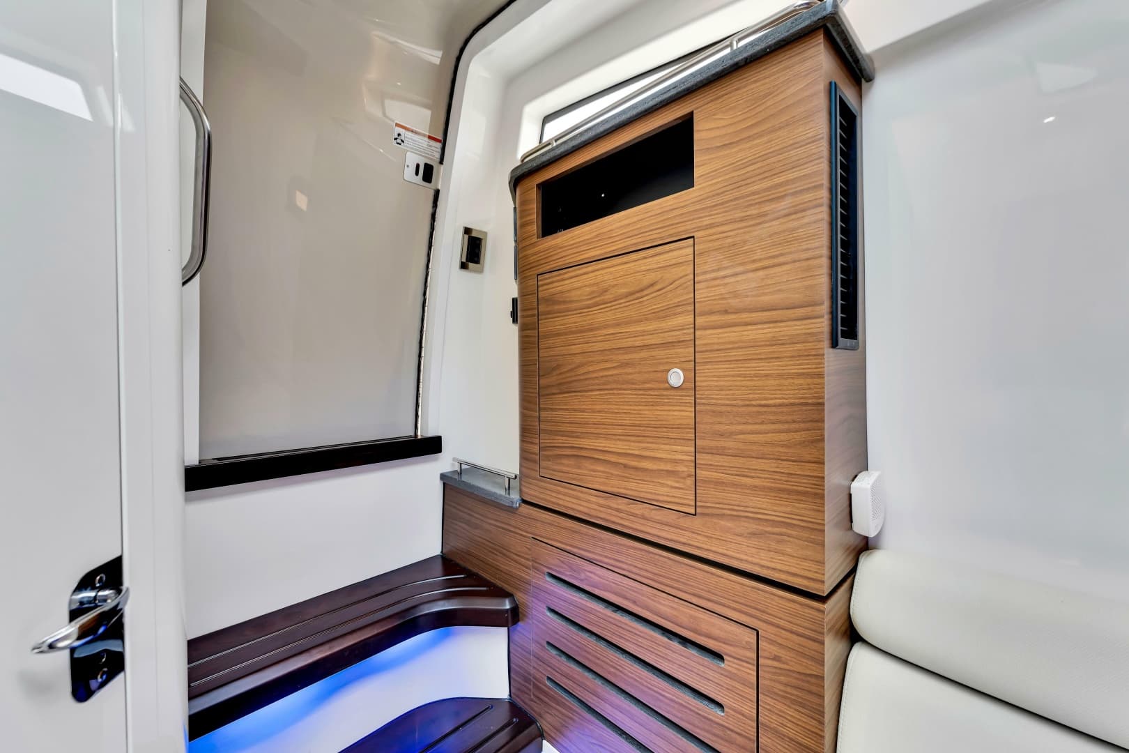 2023 Boston Whaler 350 Realm