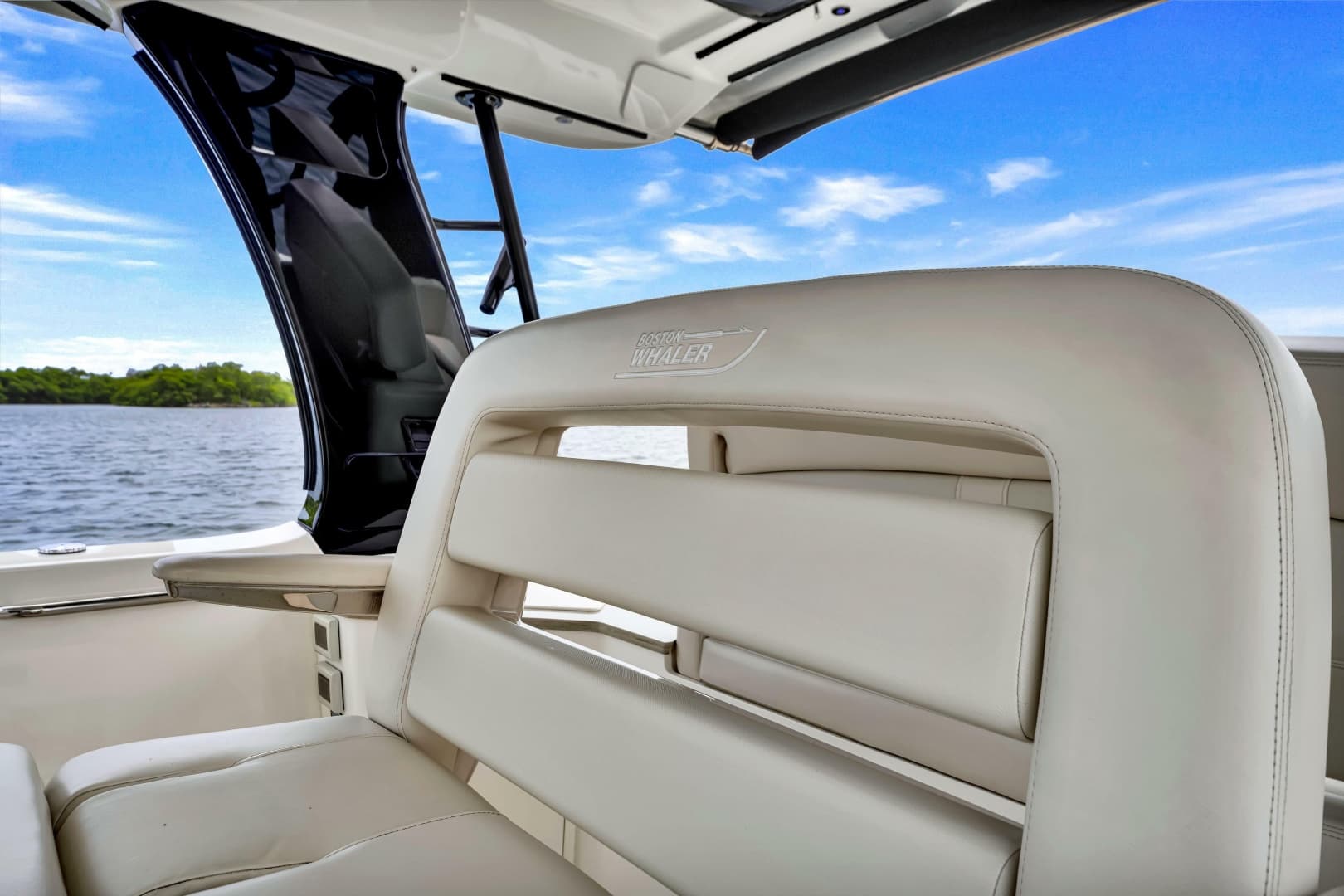 2023 Boston Whaler 350 Realm
