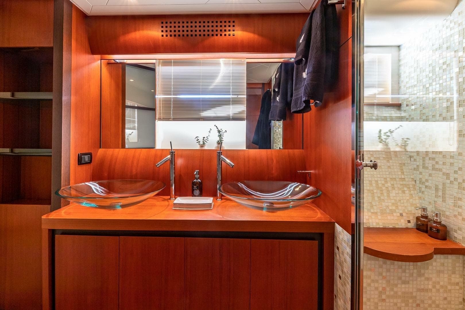 2008 Pershing 90