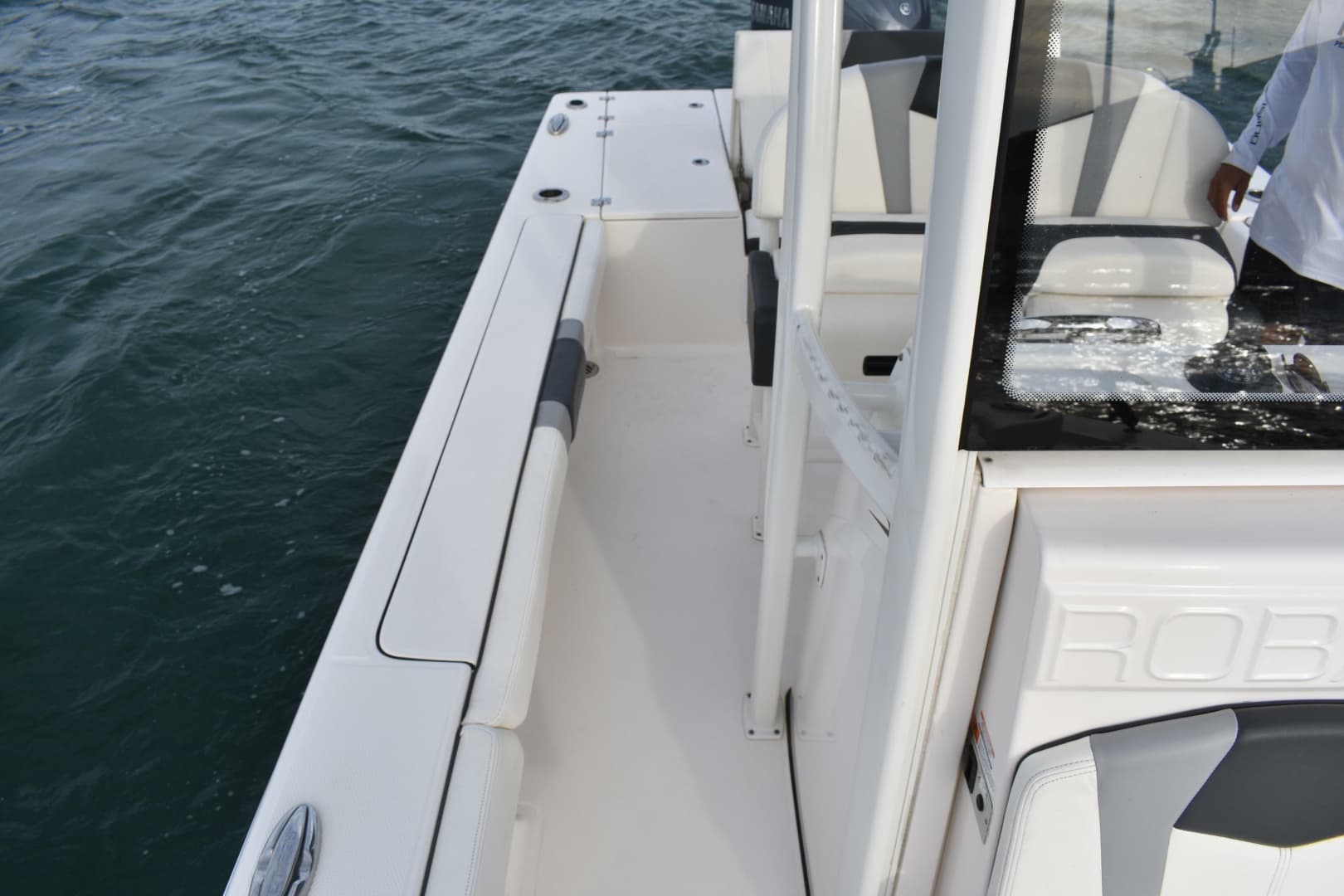 2022 Robalo 246 Cayman
