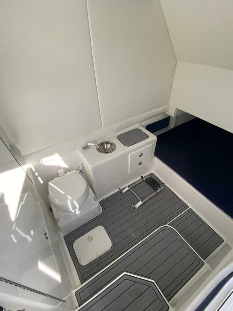 2021 Front Runner 39 Center Console