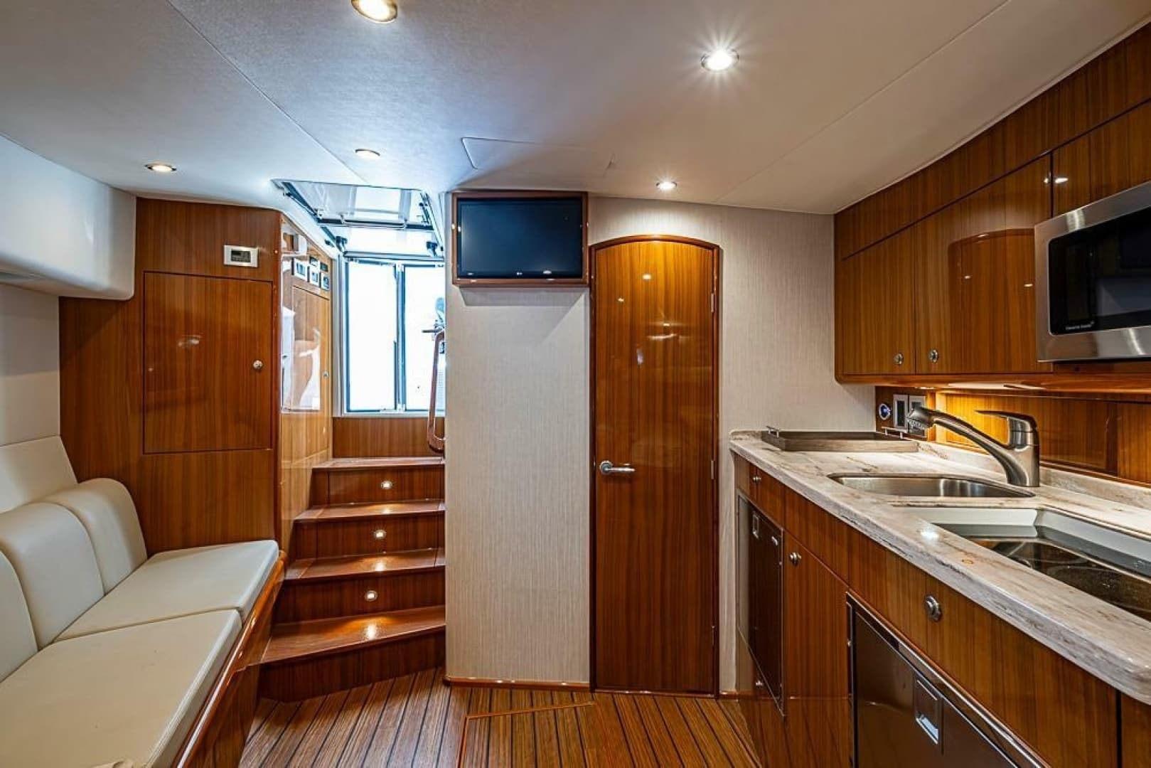 2021 Viking 38 Open