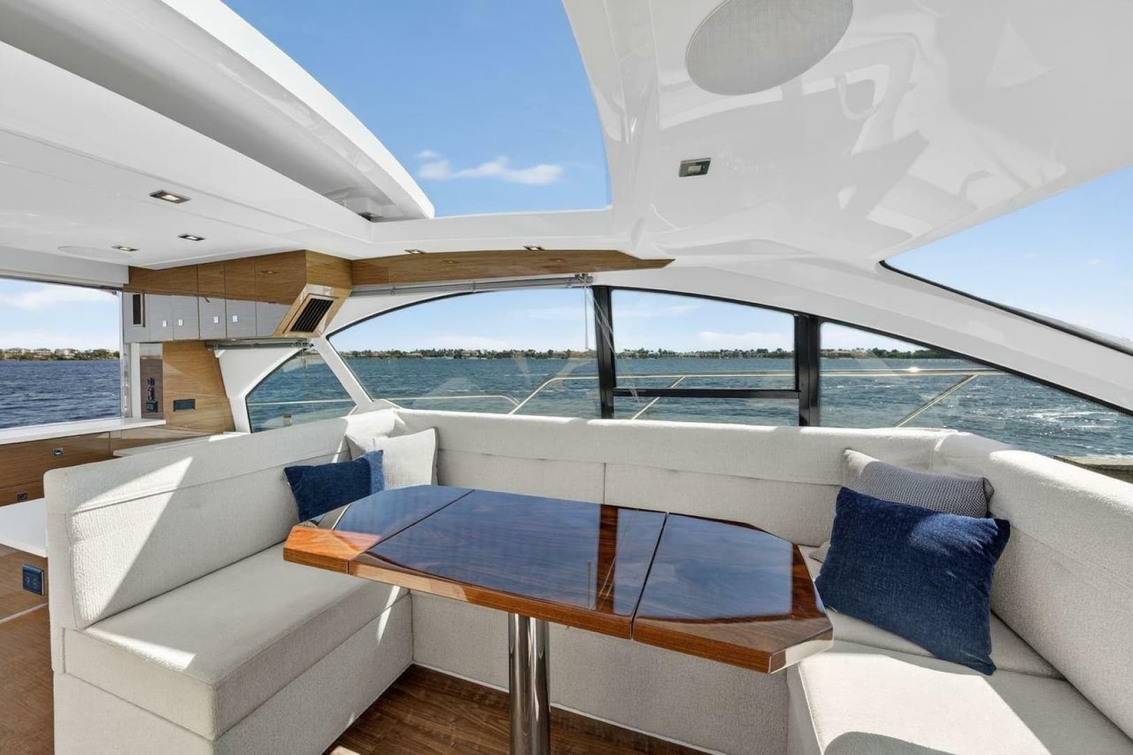 2020 Cruisers Yachts 50 Cantius