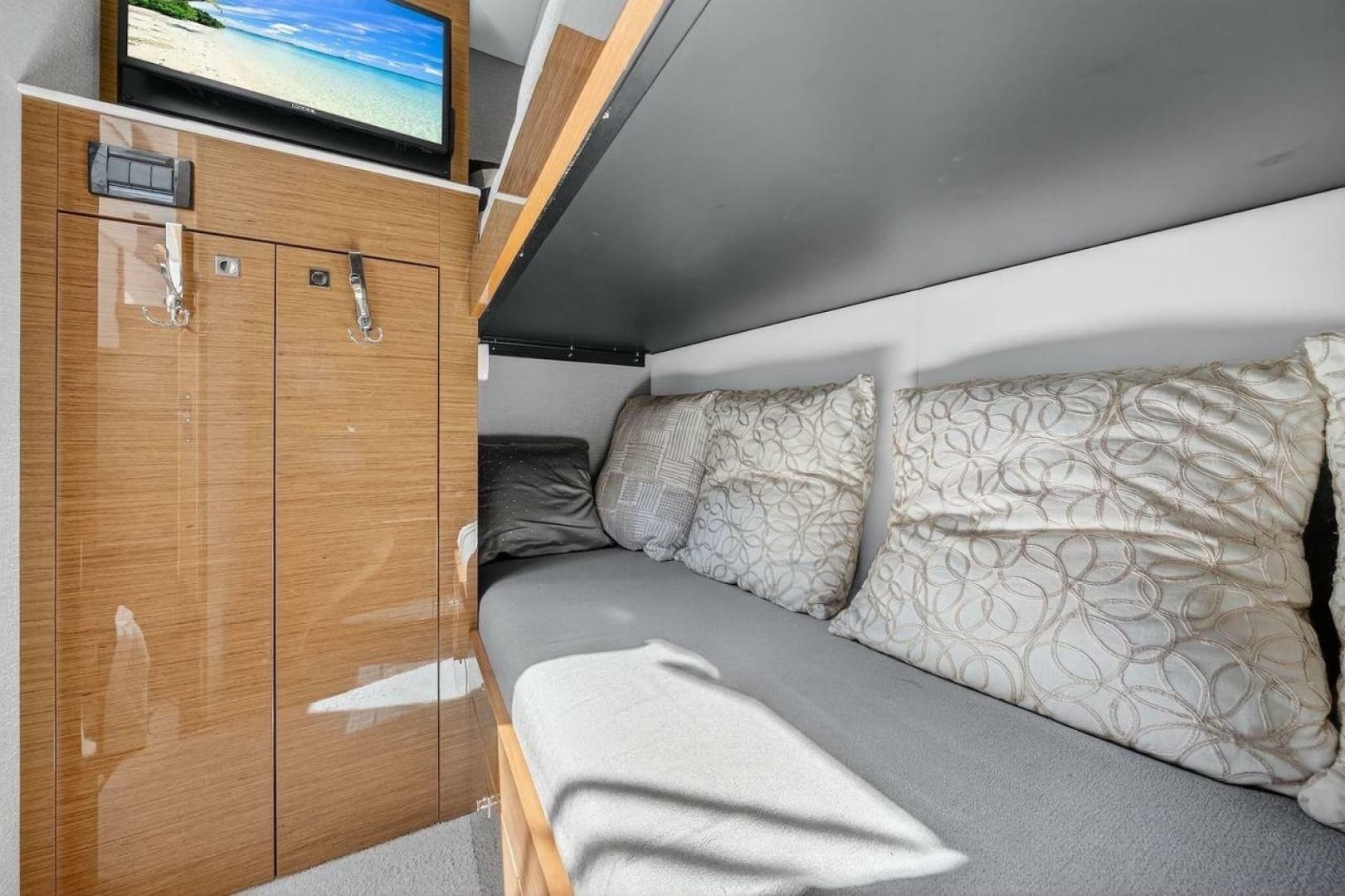 2020 Cruisers Yachts 50 Cantius
