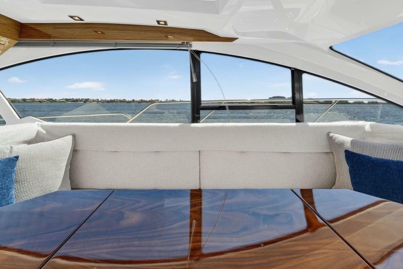2020 Cruisers Yachts 50 Cantius