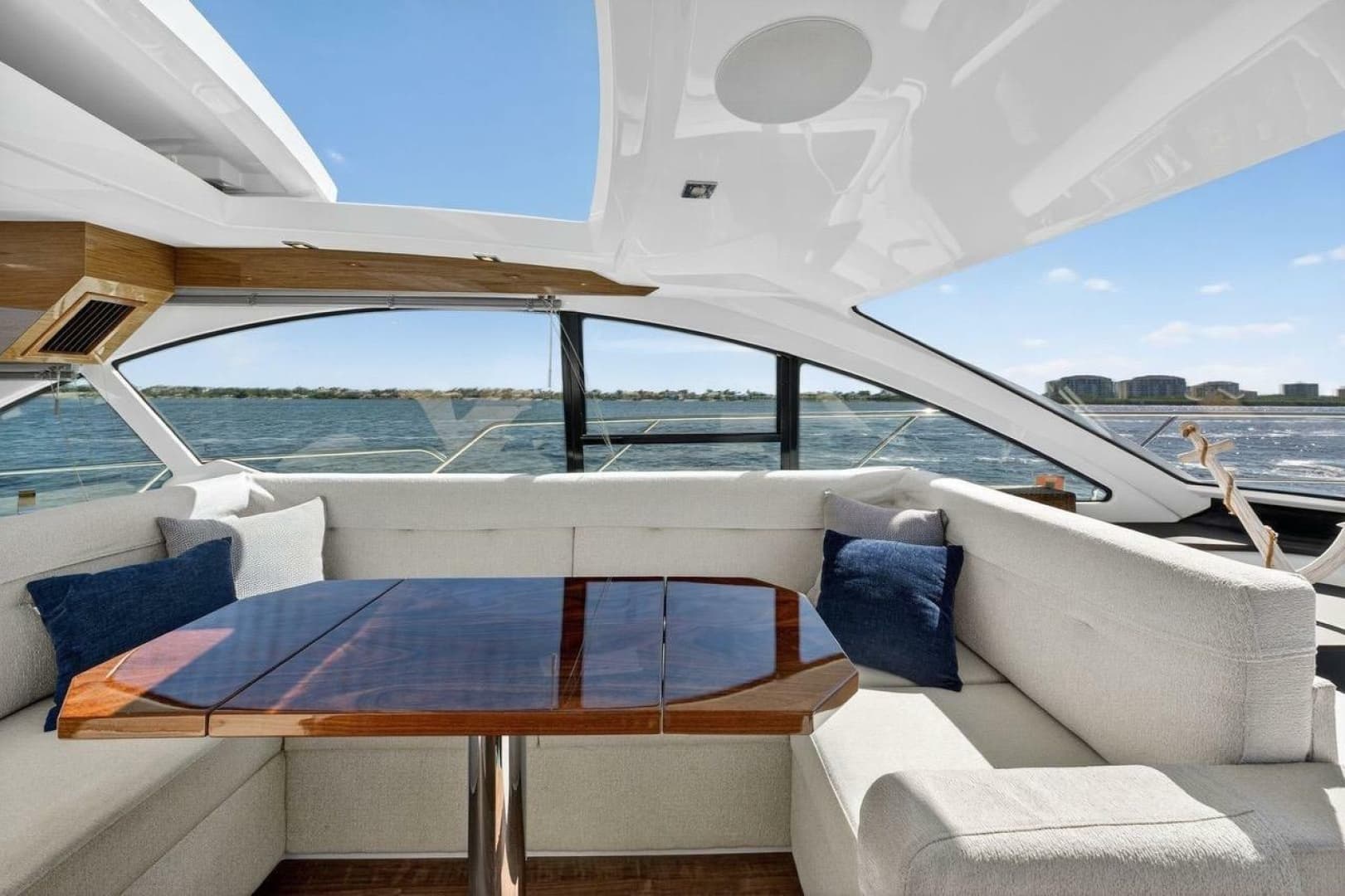 2020 Cruisers Yachts 50 Cantius