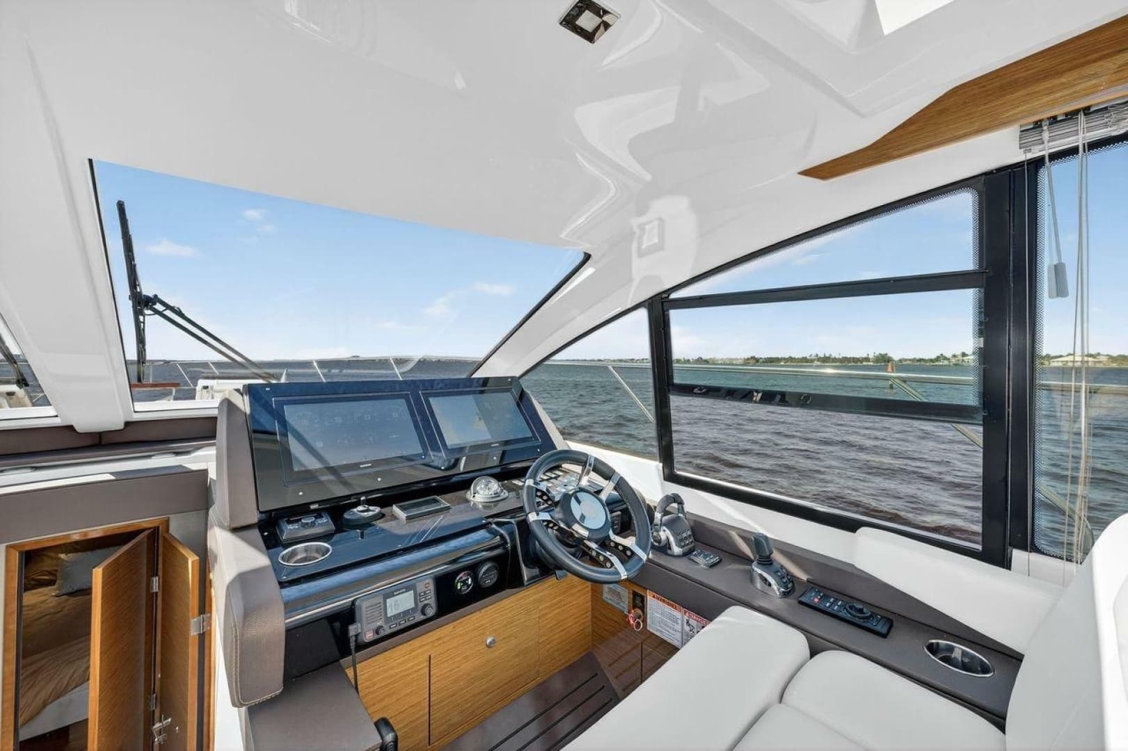 2020 Cruisers Yachts 50 Cantius