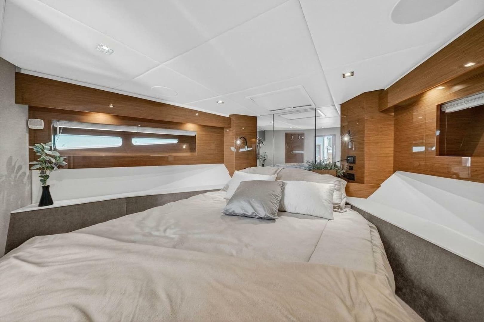 2020 Cruisers Yachts 50 Cantius