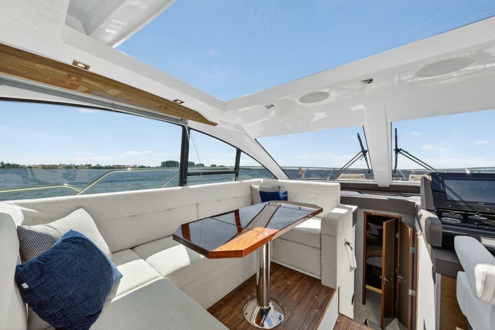 2020 Cruisers Yachts 50 Cantius
