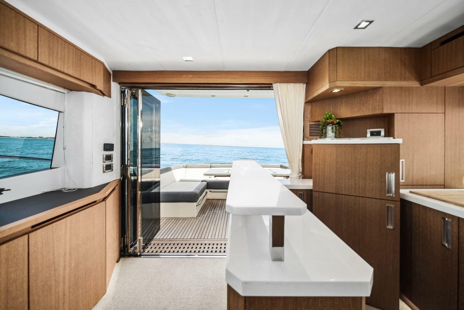 2019 Galeon 560 Sky