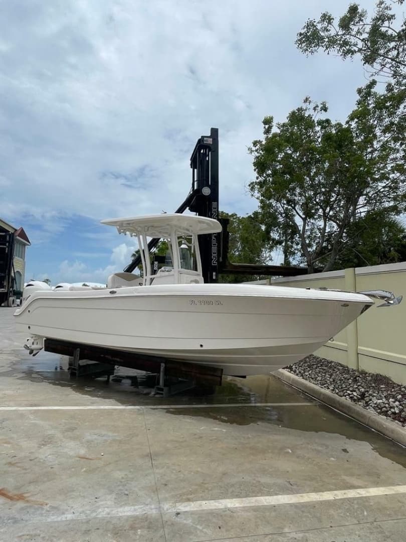 2019 Robalo R242 Center Console