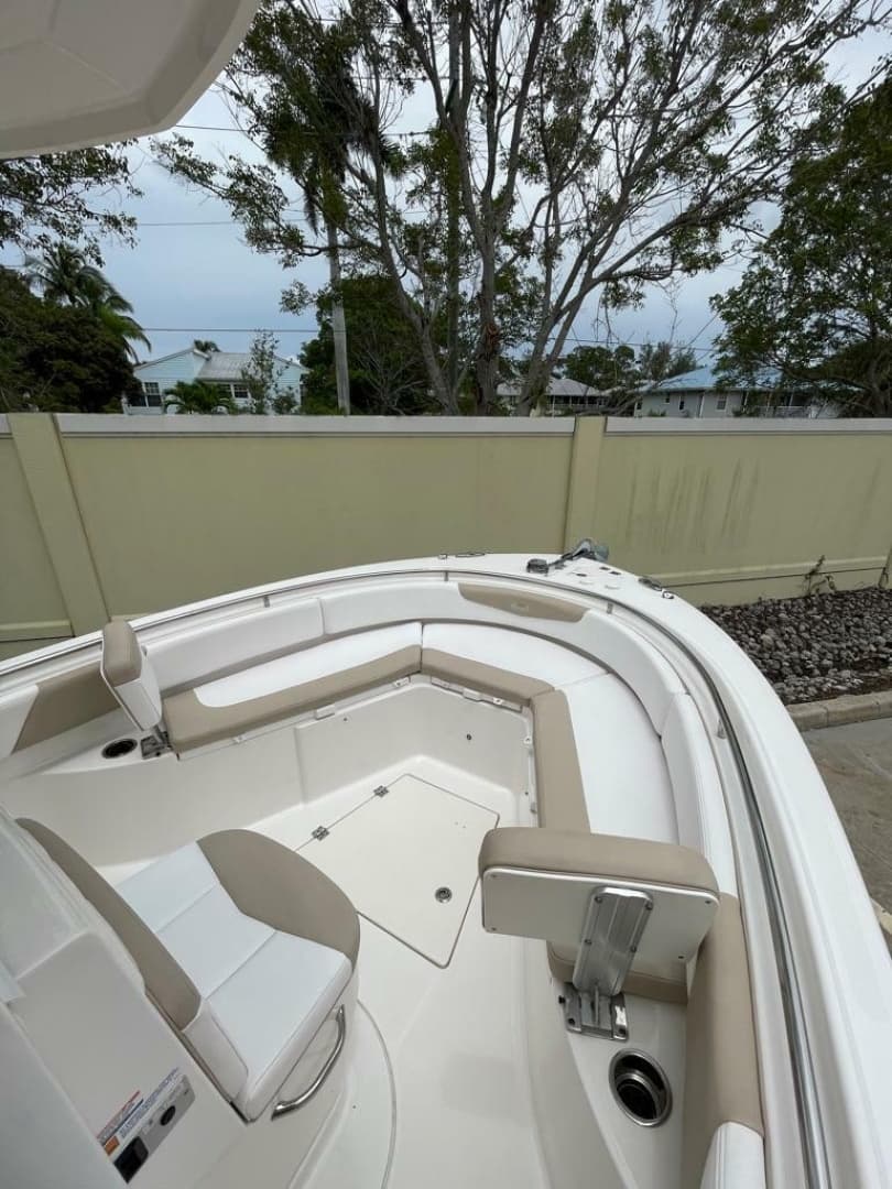 2019 Robalo R242 Center Console