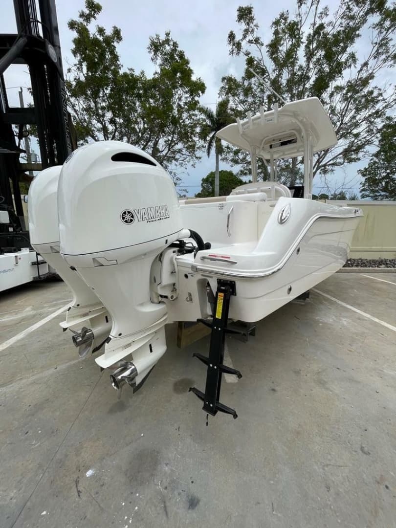 2019 Robalo R242 Center Console