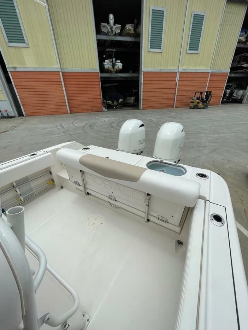 2019 Robalo R242 Center Console