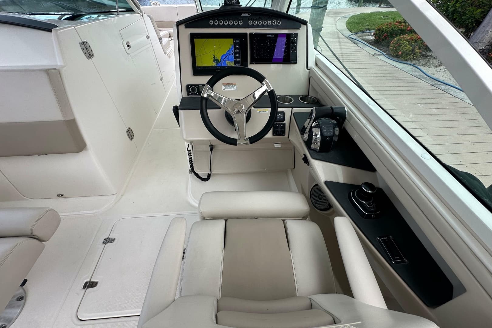 2018 Boston Whaler 320 Vantage