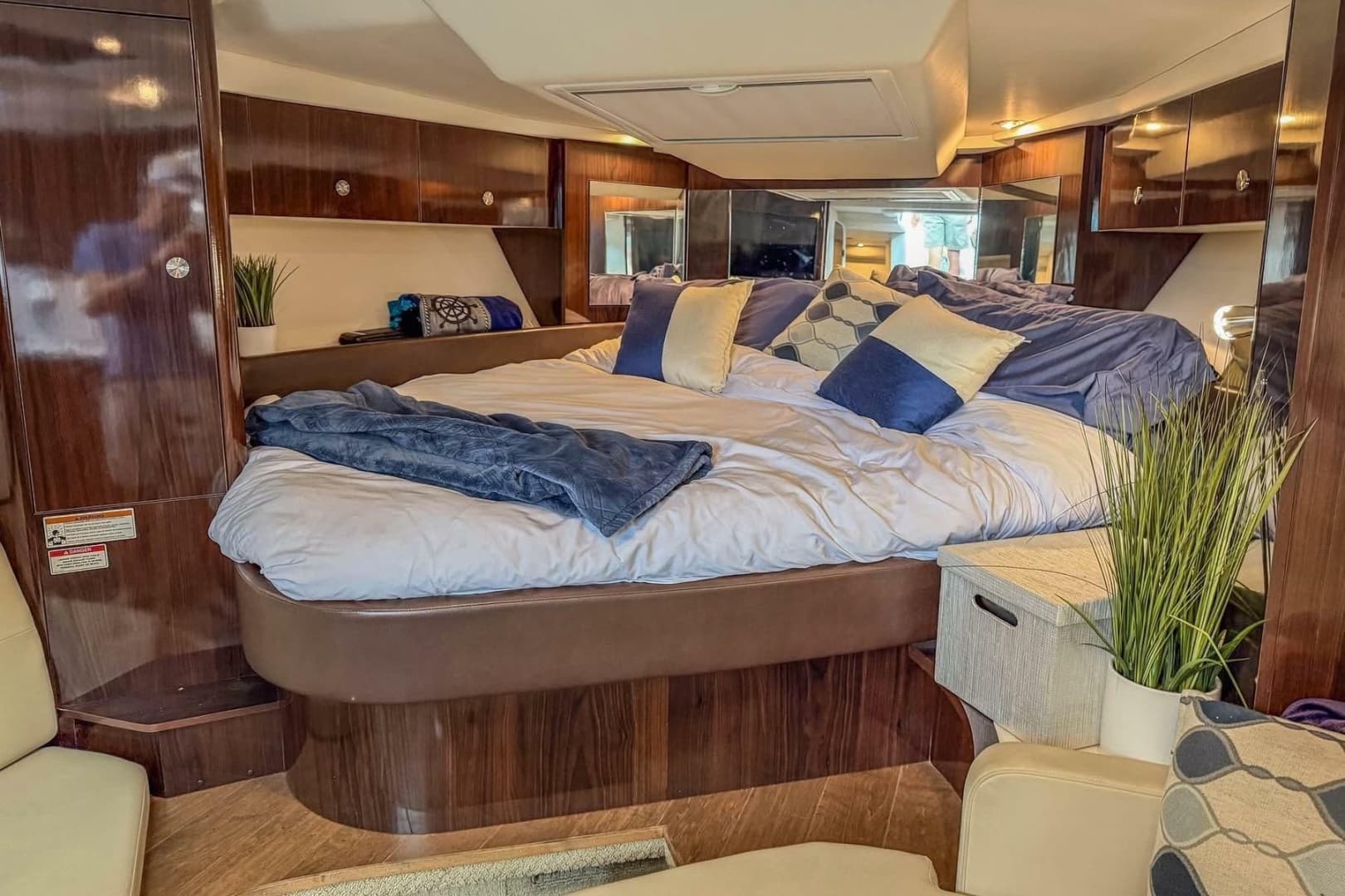 2017 Sea Ray Sundancer 350 Coupe