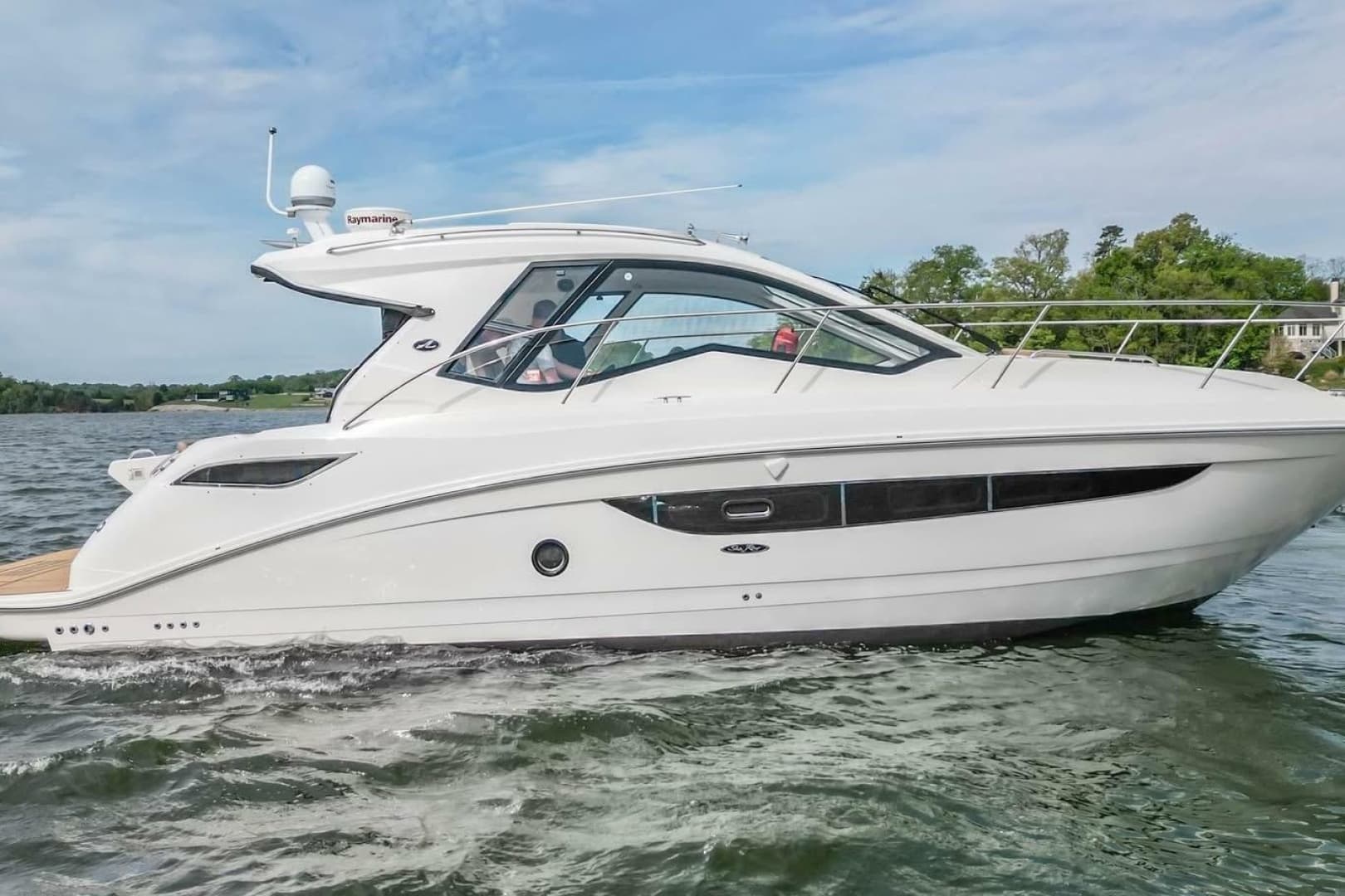 2017 Sea Ray Sundancer 350 Coupe